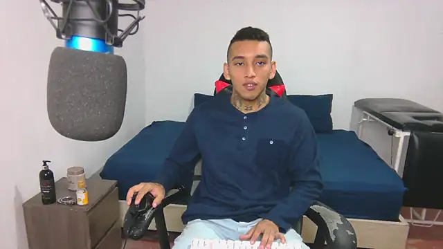 Snapshot of David_Adams2003 chatting on January 2025 02:19:02 PM David Adams2003 online show from January 2025 02:19:02 PM