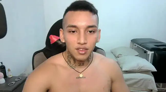 Snapshot of David_Adams2003 chatting on February 2025 02:04:02 PM David Adams2003 online show from February 2025 02:04:02 PM