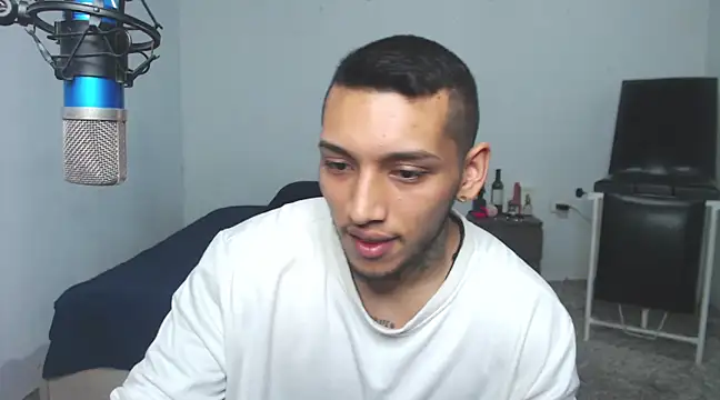 Snapshot of David_Adams2003 chatting on March 2025 09:32:02 PM David Adams2003 online show from March 2025 09:32:02 PM