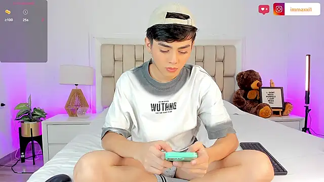 Maxi little online show from November 2025 08:52:01 PM