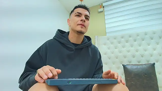 DAVID VICTORIAA online show from February 2026 01:01:02 PM