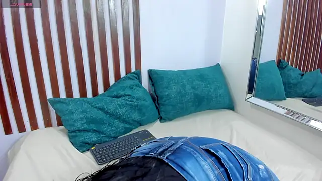 KRYSSTARITTER4 online show from February 2025 10:04:02 AM