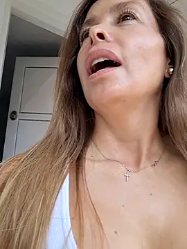 karina warthon online show from October 2025 05:44:02 PM