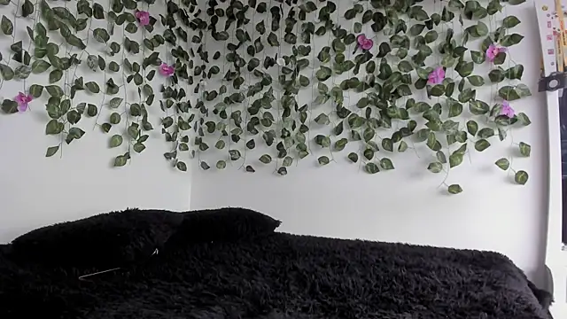 Laurensmith9 online show from April 2026 01:33:02 PM