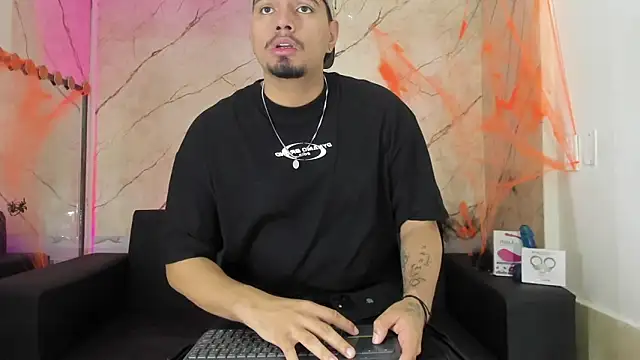 EnriquevillaF online show from October 2025 12:49:01 PM