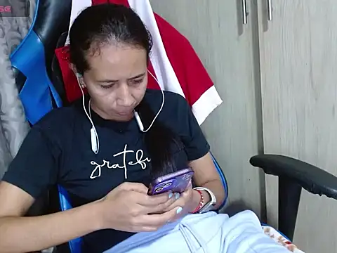 Danielagomez33 online show from April 2026 12:22:02 AM