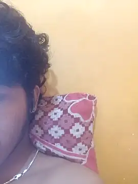 Snapshot of CosmicEmuu chatting on October 2025 06:33:01 AM CosmicEmuu online show from October 2025 06:33:01 AM