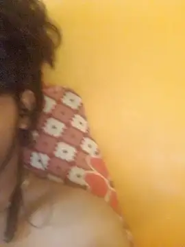 Snapshot of CosmicEmuu chatting on November 2025 11:20:02 AM CosmicEmuu online show from November 2025 11:20:02 AM