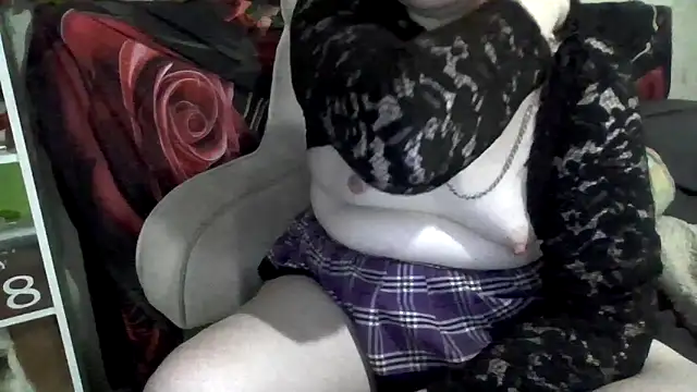 Snapshot of AverageRose chatting on May 2026 06:06:01 PM AverageRose online show from May 2026 06:06:01 PM