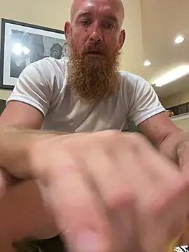 Snapshot of 32XRedBeard chatting on May 2026 12:05:01 AM 32XRedBeard online show from May 2026 12:05:01 AM