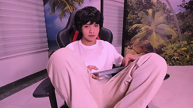 AllanYong18 online show from February 2025 04:53:01 AM