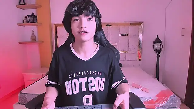 AllanYong18 online show from March 2025 04:58:02 AM