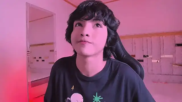 AllanYong18 online show from March 2025 10:24:01 AM