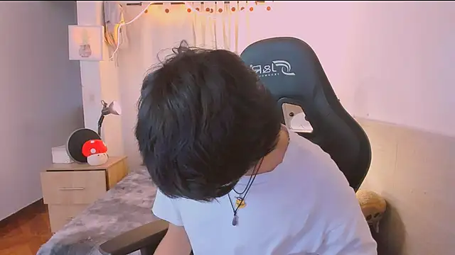 AllanYong18 online show from April 2026 11:29:01 AM