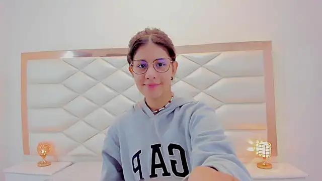 Snapshot of MiaQueen021 chatting on January 2025 12:18:01 PM MiaQueen021 online show from January 2025 12:18:01 PM