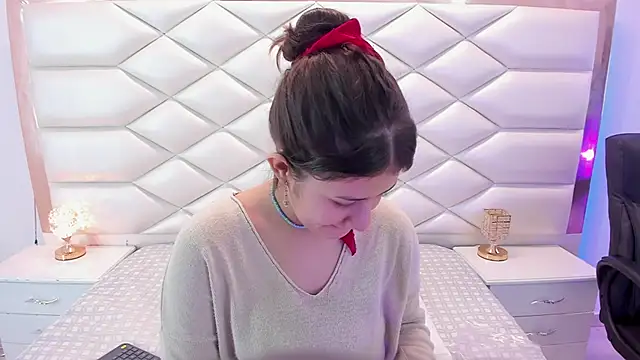 Snapshot of MiaQueen021 chatting on February 2025 12:27:02 PM MiaQueen021 online show from February 2025 12:27:02 PM