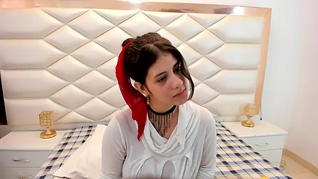 Snapshot of MiaQueen021 chatting on February 2025 03:31:01 PM MiaQueen021 online show from February 2025 03:31:01 PM