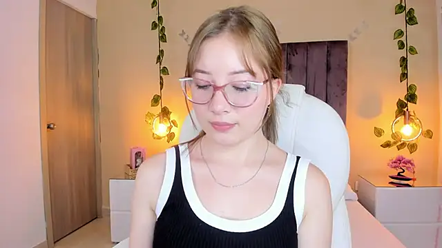 Snapshot of Dahlia_Rousse chatting on September 2025 08:36:02 PM Dahlia Rousse online show from September 2025 08:36:02 PM