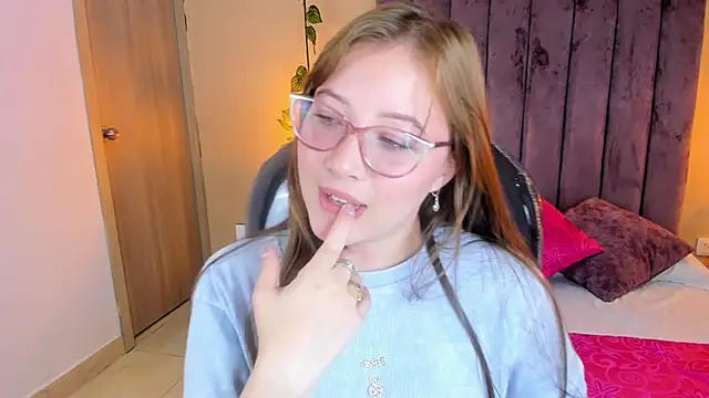 Snapshot of Dahlia_Rousse chatting on October 2025 06:45:01 AM Dahlia Rousse online show from October 2025 06:45:01 AM