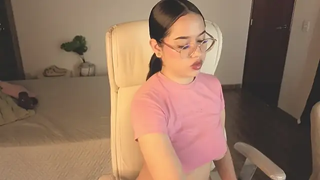 Renaxi Smith online show from November 2025 08:00:01 PM