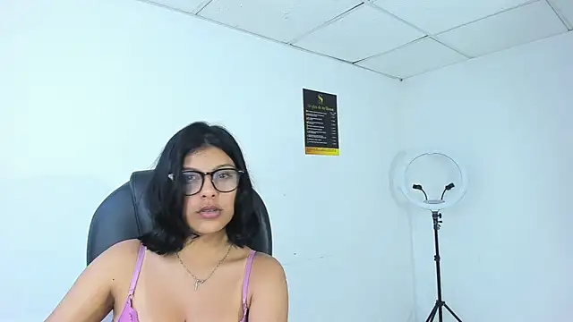 Snapshot of Salmaportman69 chatting on October 2025 03:31:02 AM Salmaportman69 online show from October 2025 03:31:02 AM