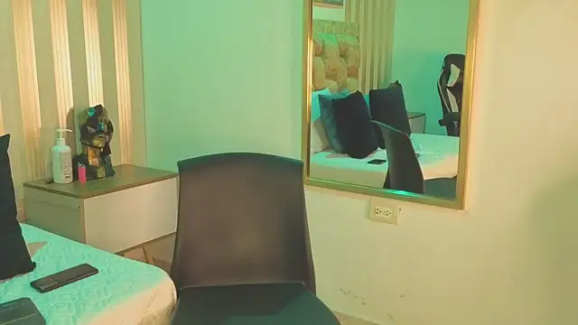 avis lara online show from March 2026 07:30:01 PM