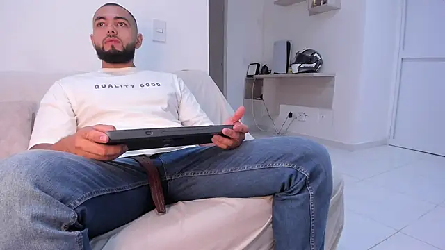 arturguy00 online show from March 2025 08:10:02 PM