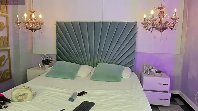 Aitana Hilton  online show from September 2025 11:32:01 AM