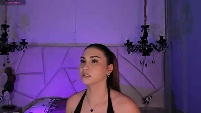 Aitana Hilton  online show from October 2025 12:17:01 PM