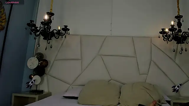 Aitana Hilton  online show from November 2025 11:45:01 AM