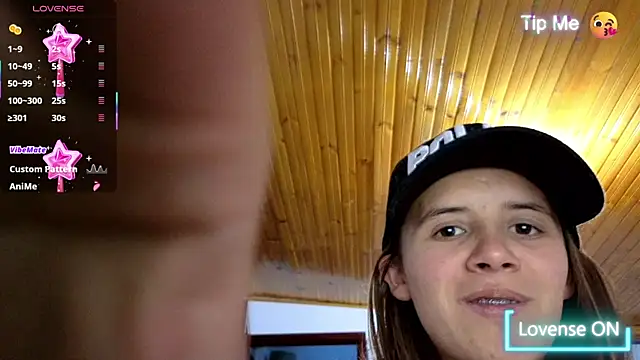 Snapshot of SexLaura_ chatting on January 2025 11:17:02 PM SexLaura online show from January 2025 11:17:02 PM