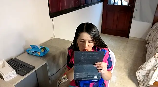 Snapshot of SexLaura_ chatting on February 2025 08:55:02 PM SexLaura online show from February 2025 08:55:02 PM