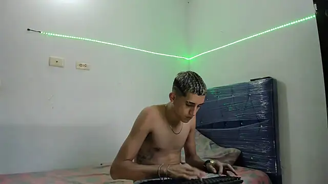 Latinos 2001 online show from February 2025 10:20:02 PM