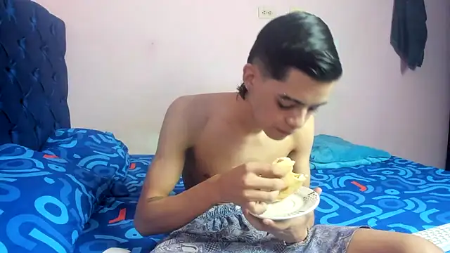 Snapshot of Latinos_2001 chatting on February 2026 03:22:01 PM Latinos 2001 online show from February 2026 03:22:01 PM