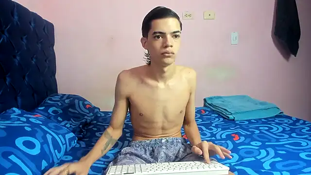 Snapshot of Latinos_2001 chatting on February 2026 02:54:02 PM Latinos 2001 online show from February 2026 02:54:02 PM