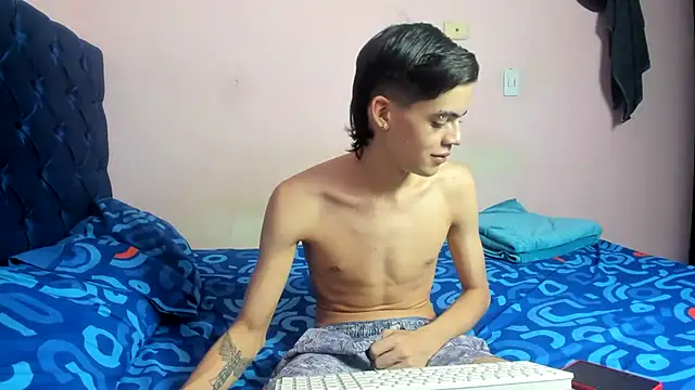 Snapshot of Latinos_2001 chatting on February 2026 04:51:02 PM Latinos 2001 online show from February 2026 04:51:02 PM