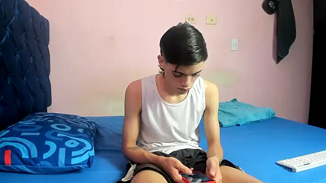 Snapshot of Latinos_2001 chatting on March 2026 04:46:01 PM Latinos 2001 online show from March 2026 04:46:01 PM