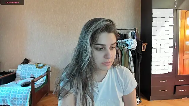 Snapshot of _Roselina_ chatting on May 2026 08:20:01 AM Roselina online show from May 2026 08:20:01 AM