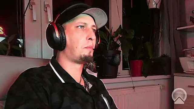 Skullkeeper1984 online show from October 2025 10:32:02 PM