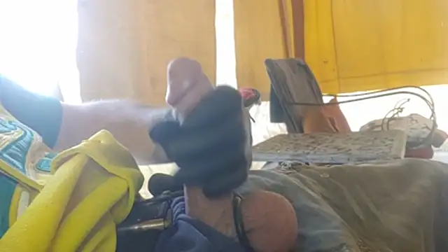 bwcbeat83 online show from April 2026 09:28:01 PM