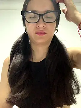 Bella still online show from November 2025 12:38:02 PM