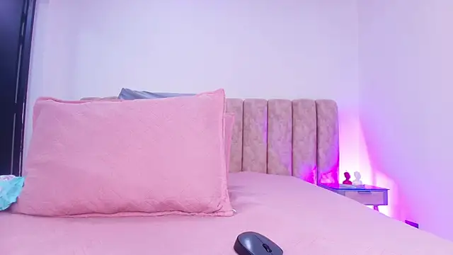 Auroraa miller online show from November 2025 11:55:02 AM