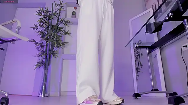 hannah howeell   online show from September 2025 09:42:02 AM