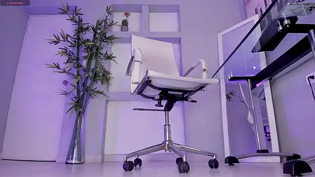 hannah howeell   online show from September 2025 09:56:01 AM