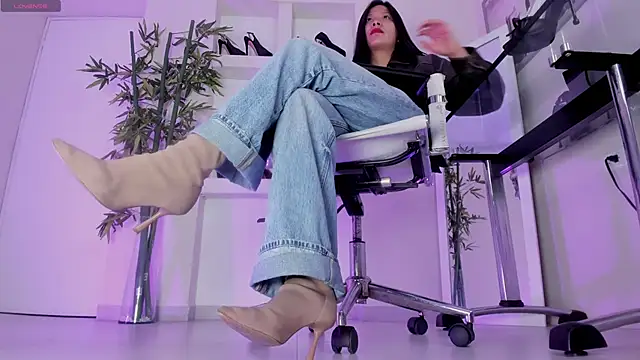 hannah howeell   online show from March 2026 09:59:02 AM