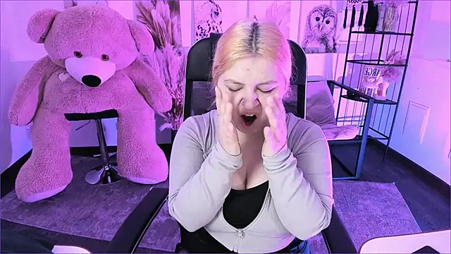 DiaAngell online show from November 2025 06:12:01 PM