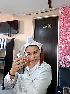 Snapshot of Sophie_new25 chatting on February 2026 01:11:02 PM Sophie new25 online show from February 2026 01:11:02 PM