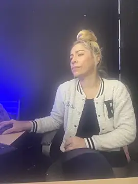 viktoria davis  online show from November 2025 10:42:02 PM