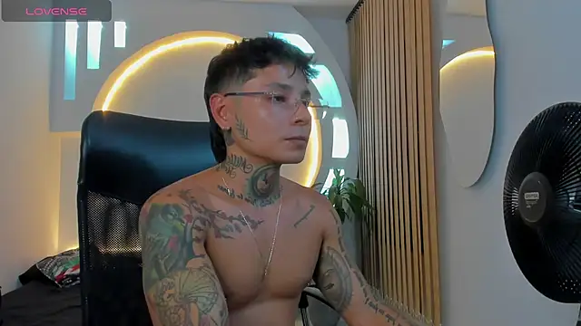 Snapshot of tattokoi chatting on January 2025 01:43:01 AM tattokoi online show from January 2025 01:43:01 AM