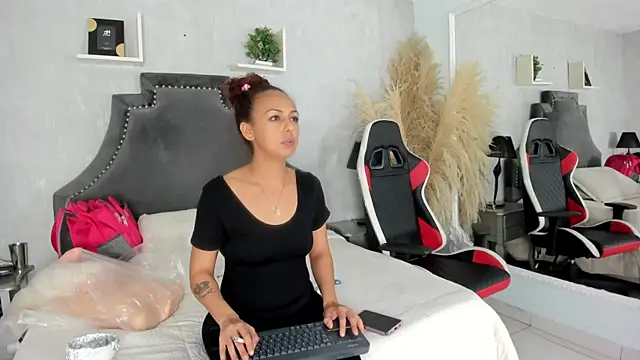 DalayMoore online show from July 2026 08:11:01 PM